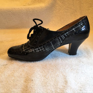 Life Stride plaid and patent lace up heels Size 7